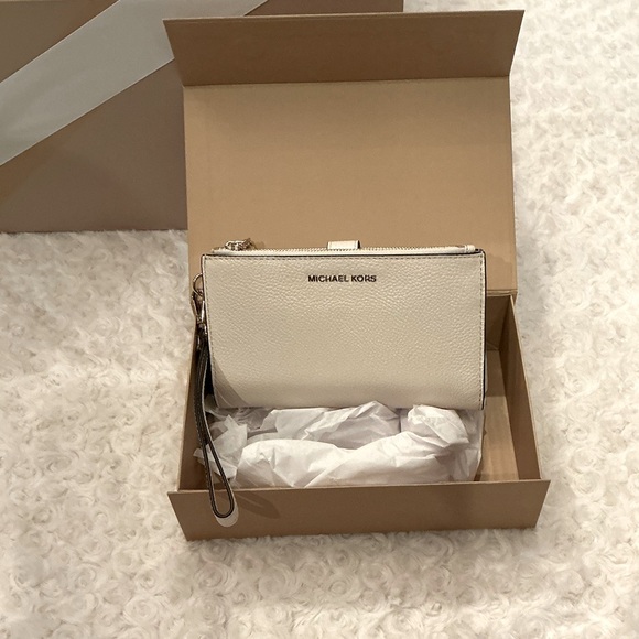 NWT Michael Kors Wristlet/Wallet - Picture 1 of 9